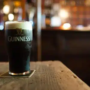 GUINNESS Bere Sticla _pahar, savureaza la tine acasa, ca la bar, livrare.